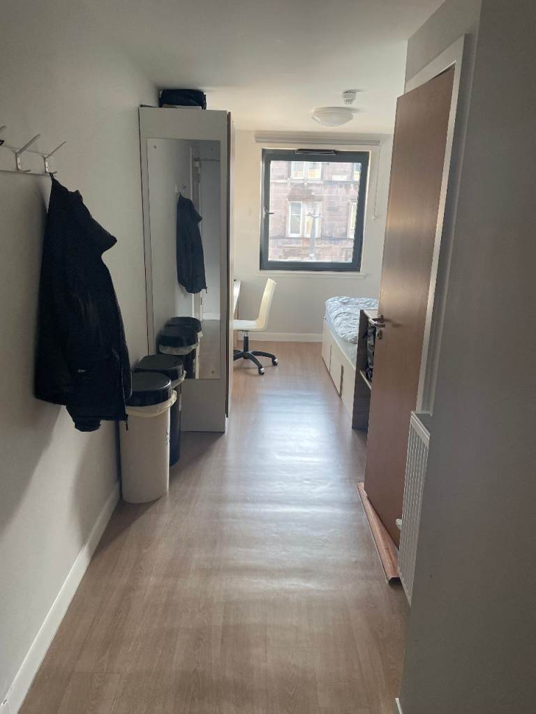 City centre/Leith: Flat with ensuite bathroom + shared kitchen