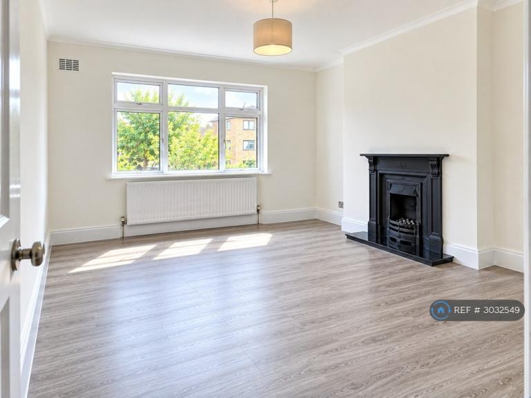 2 bedroom flat in Speyside, London, N14 (2 bed) (#3032549)