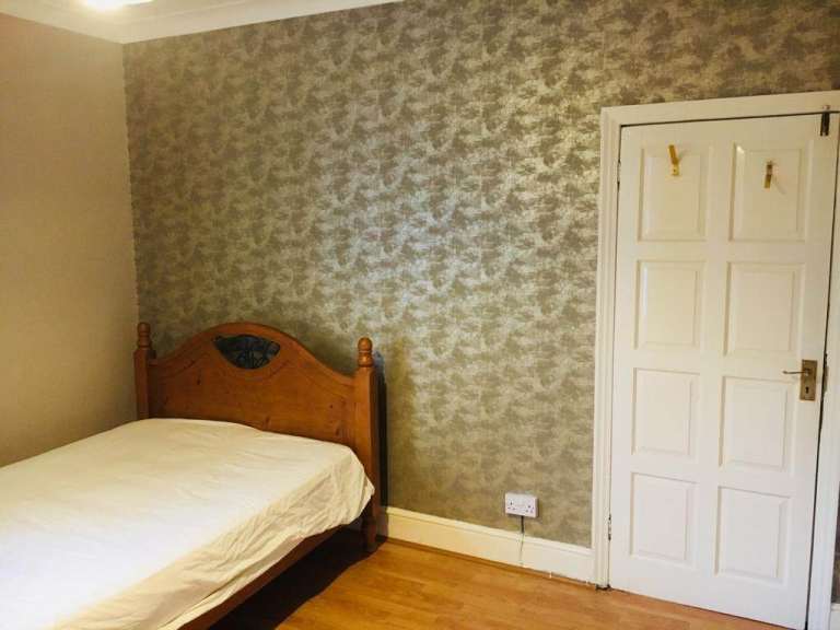 Spacious & Cosy Double Room For Rent AT UB1 3BS