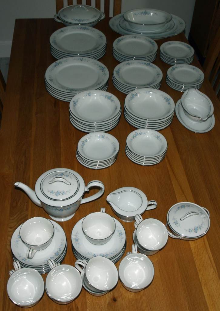 Dinner Service. Royal Ceramics Japan. 620 Romanie (Noritake) 92 items