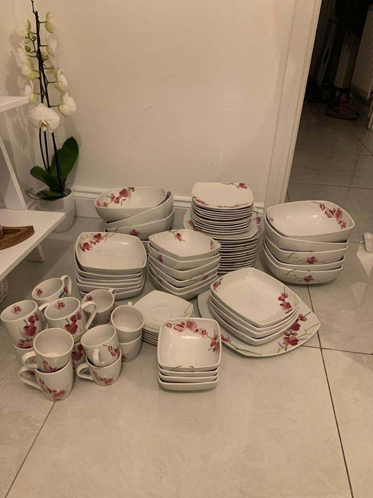 72 piece Ceramic Dinnerware Set with Floral Design – Good Condition