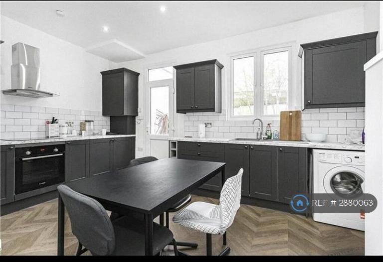 1 bedroom in Kingston Road, New Malden, KT3 (#2880063)
