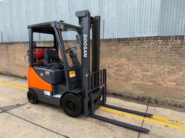 2014 Doosan 1.8t gas forklift, clear view mast, Sideshift, 3k hours 
