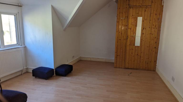 One queen size room for rent 