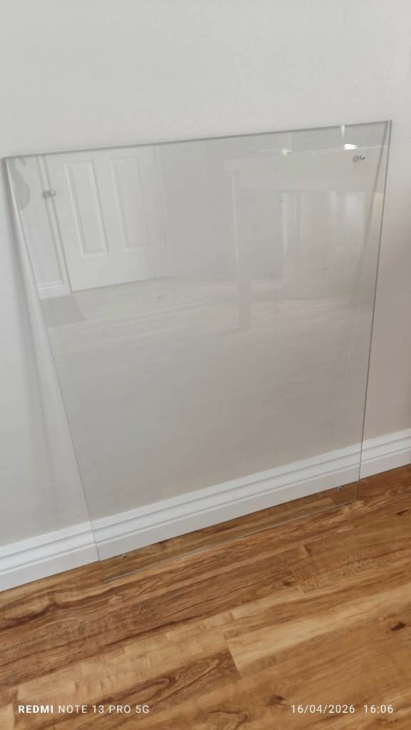 Clear Glass Splashback – Good Condition
