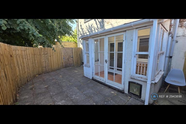 2 bedroom flat in Heron Court Road, Bournemouth, BH3 (2 bed) (#2943898)