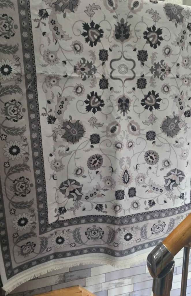 Cream and Grey Floral Pattern Rug – BN Condition