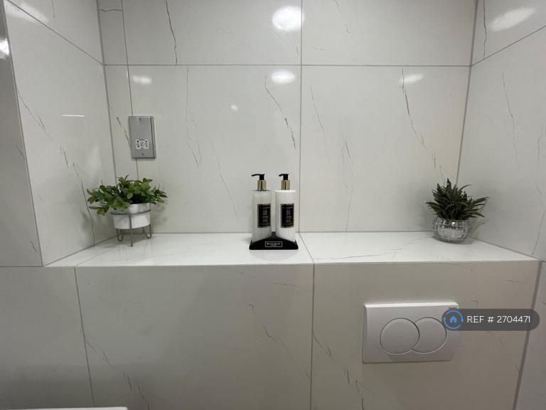 1 bedroom in Felixstowe Court, London, E16 (#2704471)