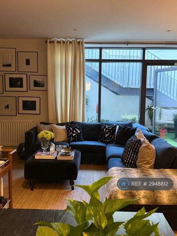 2 bedroom flat in Singer Mews, London, SW4 (2 bed) (#2948812)