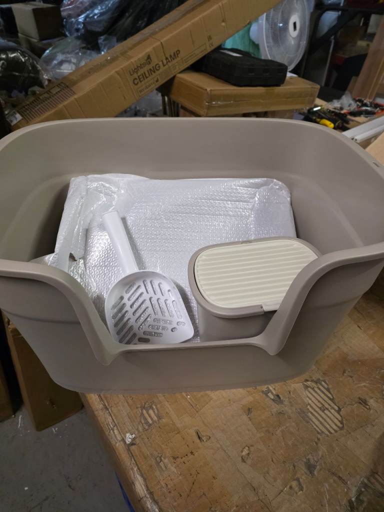 A new still boxed  Cat Litter Box, Extra Large Litter Box with 