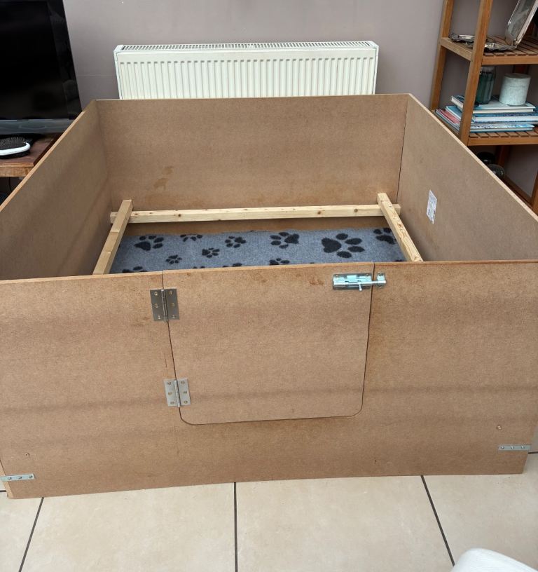 Whelping box