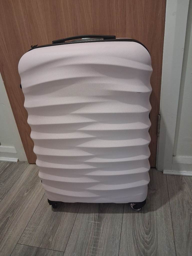 It Medium suitcase