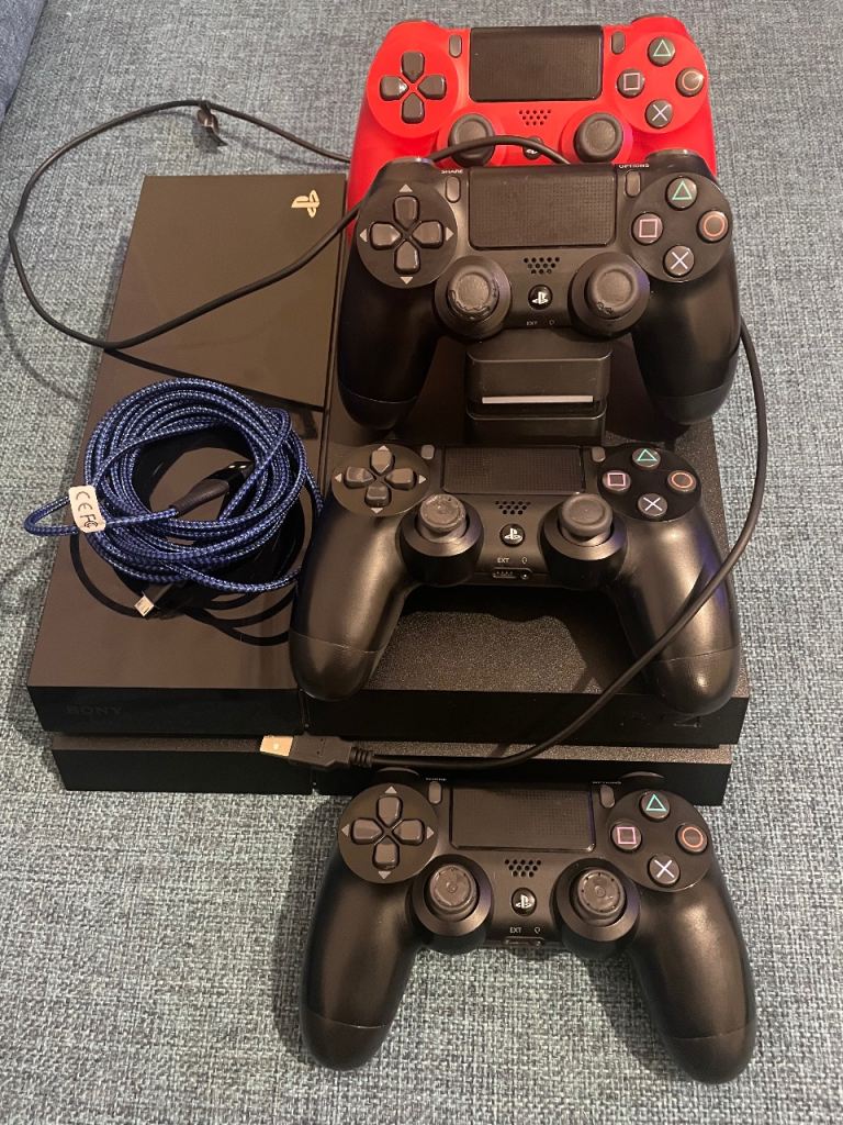 Sony PlayStation 4 PS4 500GB Console Bundle - 4 Controllers, Charging Dock & Power Cable