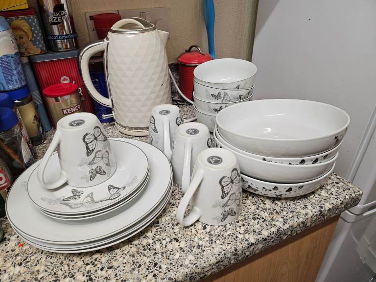 A set of dinner plates and cups