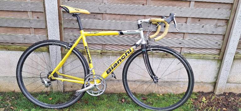 Road bike Bianchi 23in wheels 