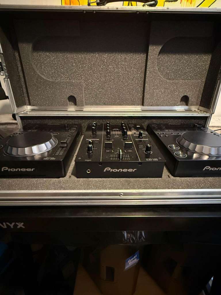 image for 2× CDJ'S 350 AND MIXER AND FLIGHT CASE