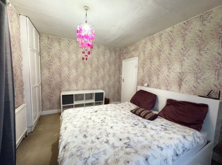 Two Spacious Rooms To Rent 