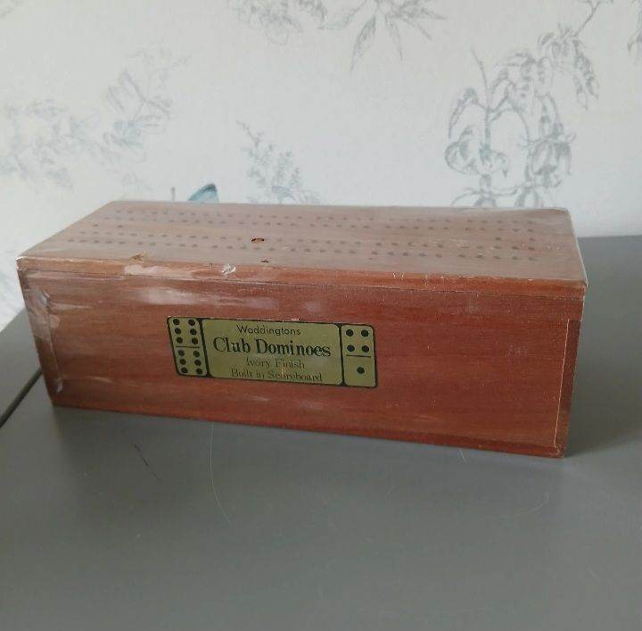 Waddingtons Club Dominoes Set New and Sealed with Built in Scoreboard
