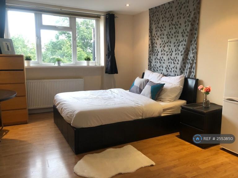 Studio flat in The Turret, Harrow, HA2 (#2553850)