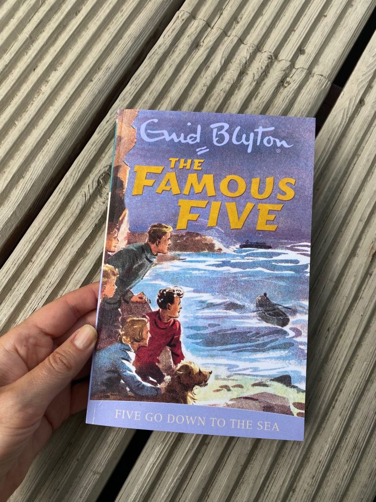 Enid Blyton - Five go down to sea NEW