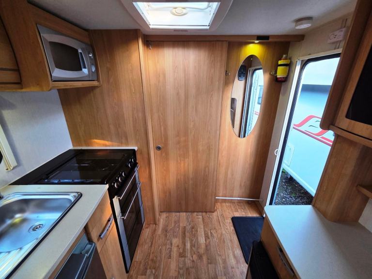 Lunar Quasar 462 2010 Lightweight 2 Berth Touring Caravan