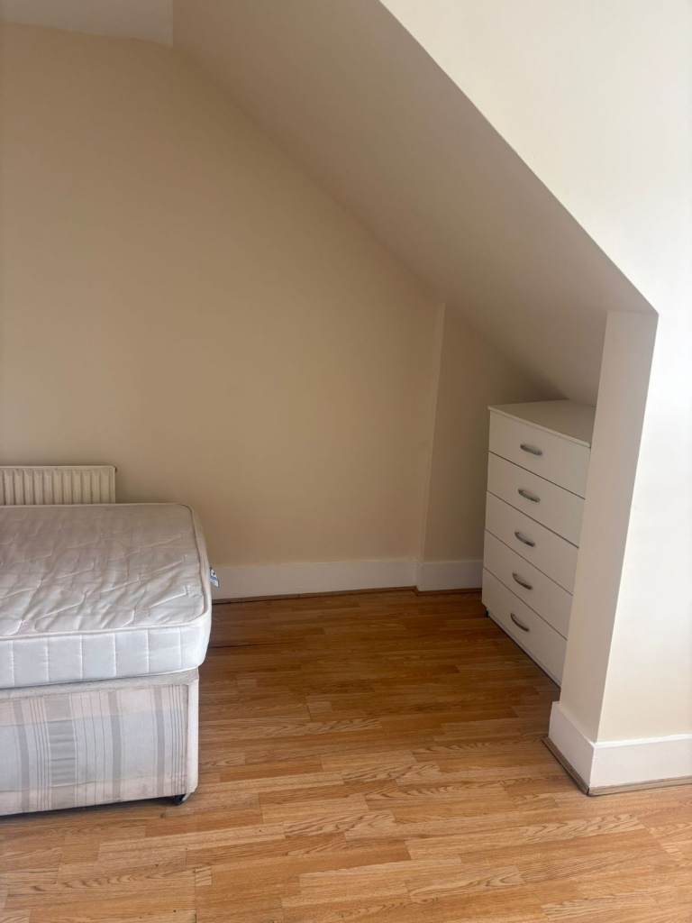 ROOM TO RENT - OWN BATHROOM - IN CROMWELL RD LU3 1DN