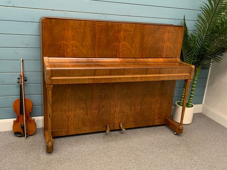 🎵🎹 LOVELY WALNUT UPRIGHT PIANO & STOOL - *TUNED/SERVICED/WARRANTY*🎹 🎵