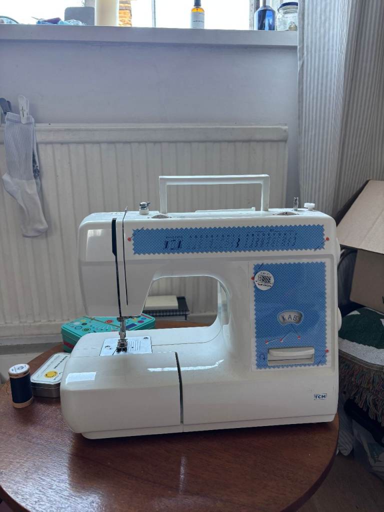 small well loved working sewing machine (no power or pedal cable)