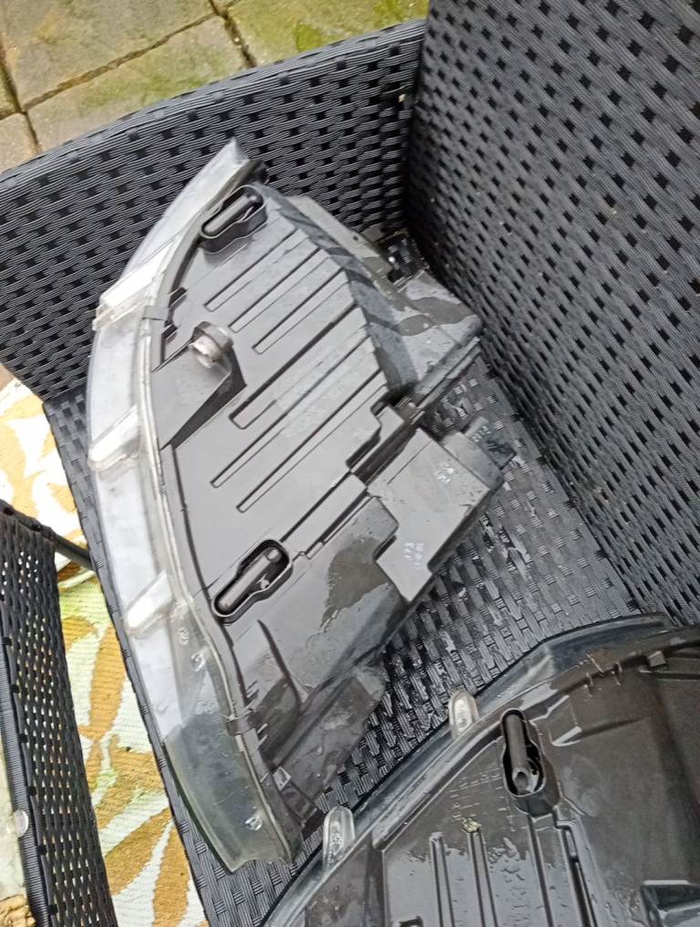 VW Transport T5 x  1 headlight off a 2012 transporter i