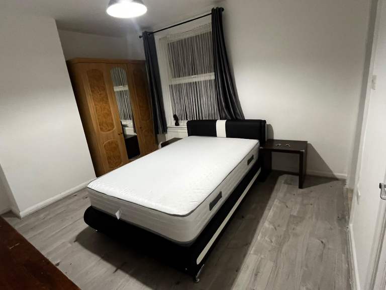 Spacious & Cosy Ensuite Room for Rent in - SM5 1HH