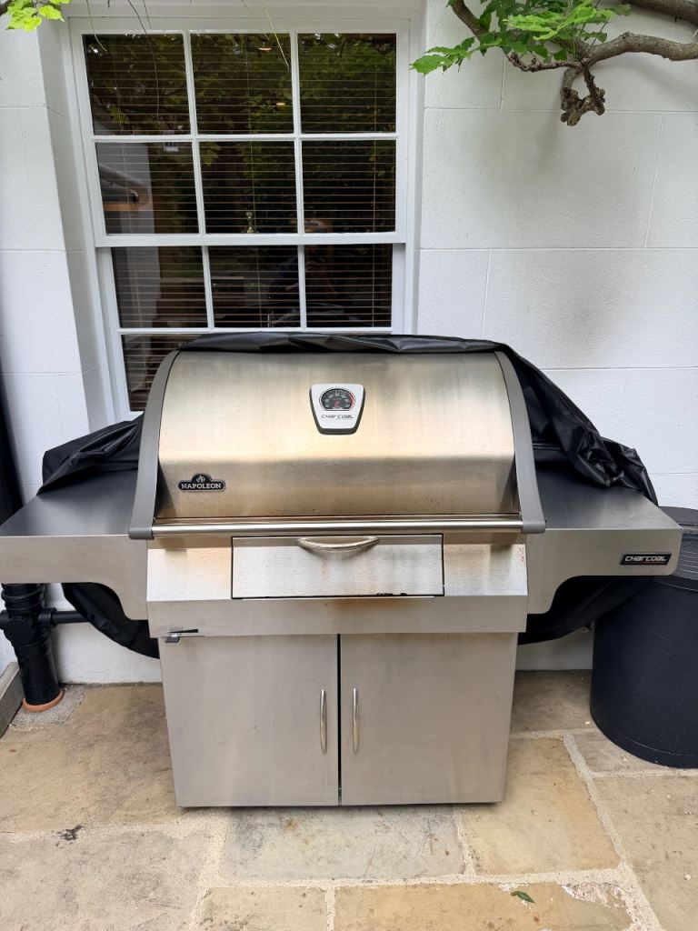 NAPOLEON PRO605 CHARCOAL PROFESSIONAL BBQ