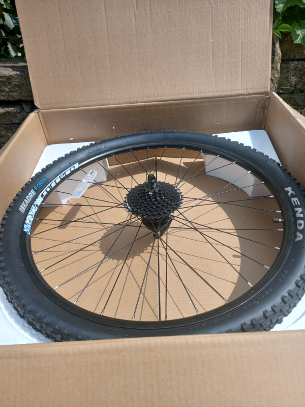 Carrera Vulcan rear wheel with chainset and tire. Brand new. 