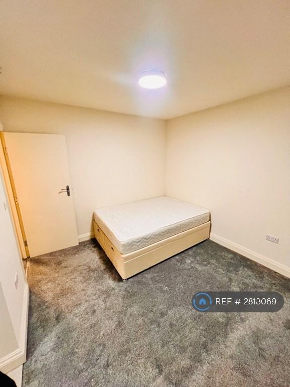 Studio flat in Hillcross Avenue, Morden, SM4 (#2813069)