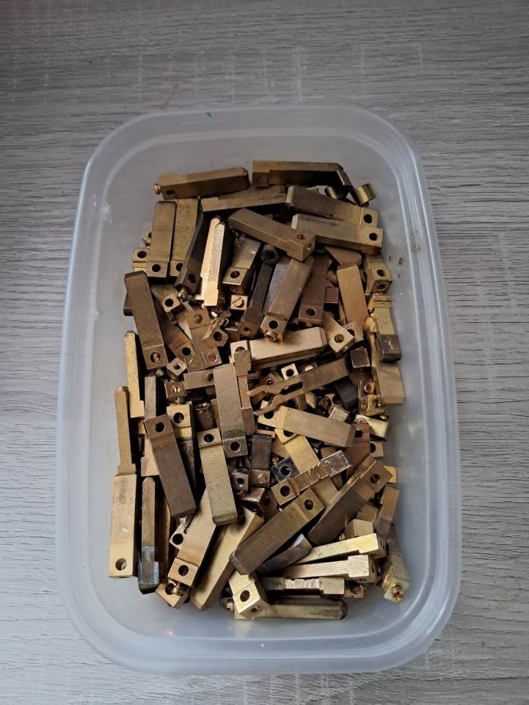 1KG Clean Brass Scraps – Honey Coloured Metal Bits