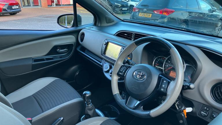 2017 Toyota Yaris 1.33 VVT-i Design 5dr Petrol Hatchback Hatchback Petrol Manual