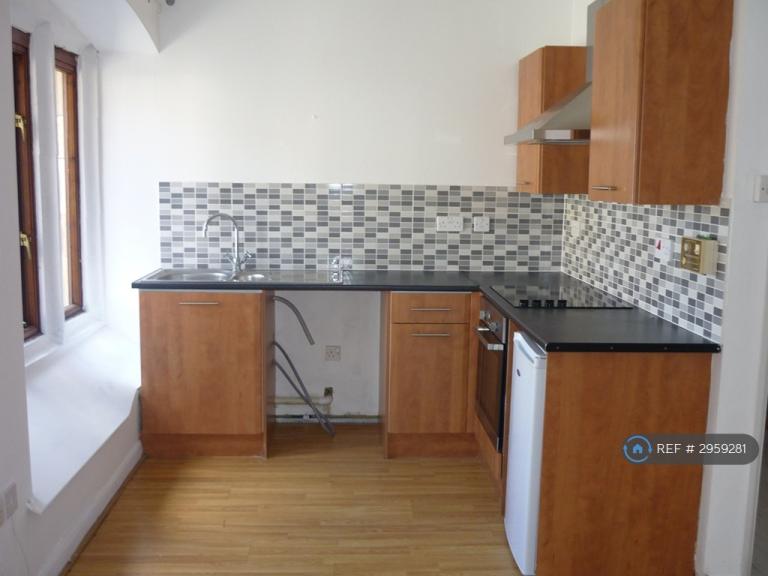 1 bedroom flat in Ty Naba, Clydach, Swansea, SA6 (1 bed) (#2959281)