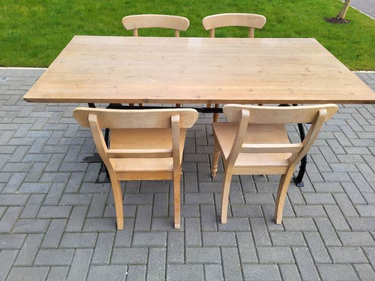 Lovely Oak Dining Table and 4 x chairs