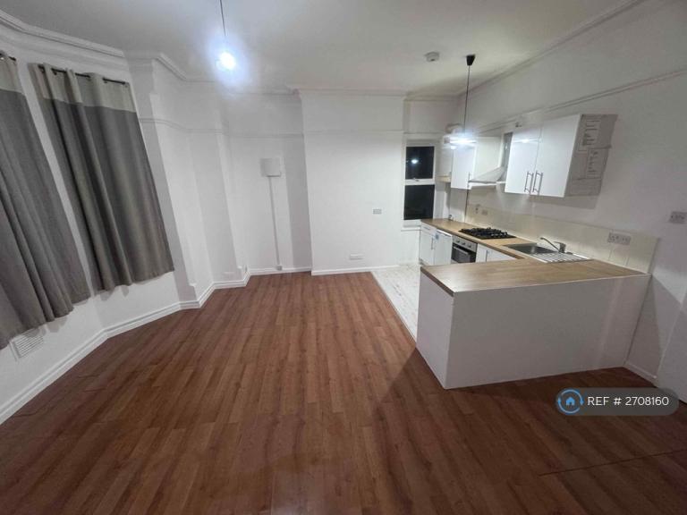 1 bedroom flat in Tavistock Court, Luton, LU1 (1 bed) (#2708160)