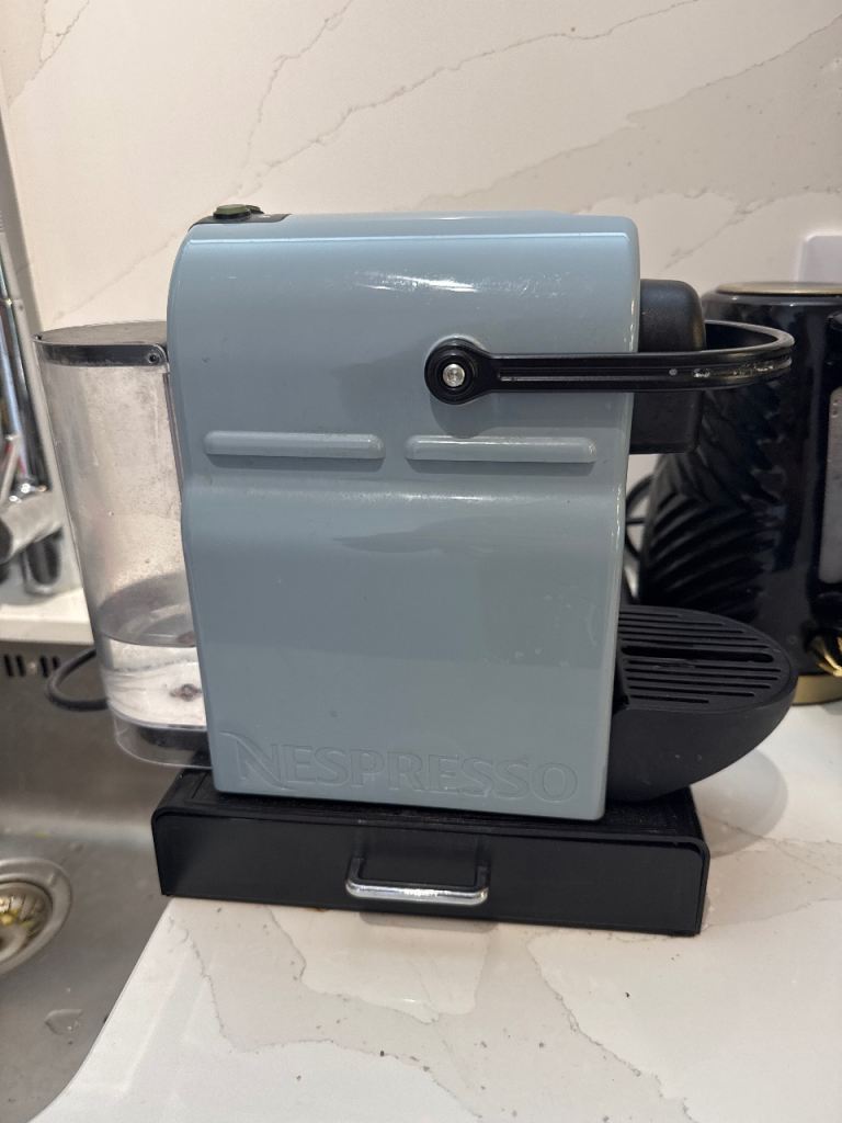 Nespresso machine with capsule tray 