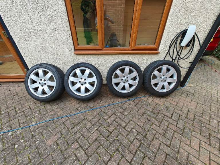 4x OEM Land Rover 20" alloys with all season tyres