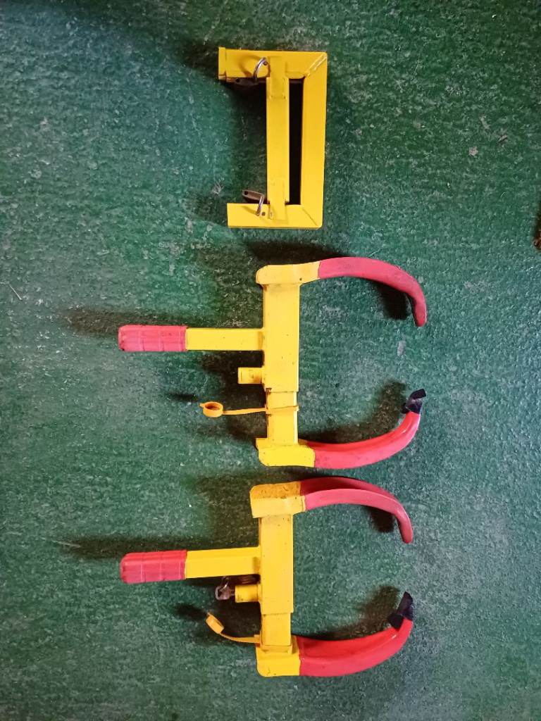 Motorhome  wheel locks