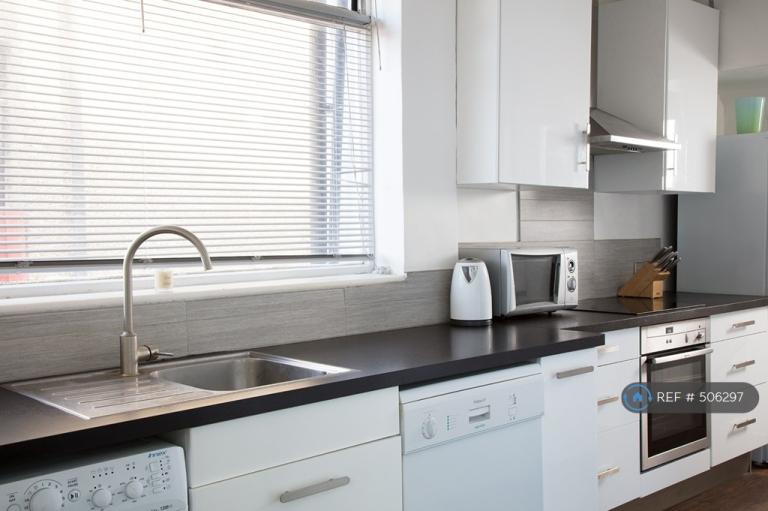 3 bedroom house in Rudyard Grove, London, NW7 (3 bed) (#506297)