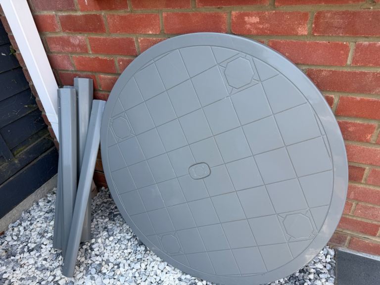 Round plastic table