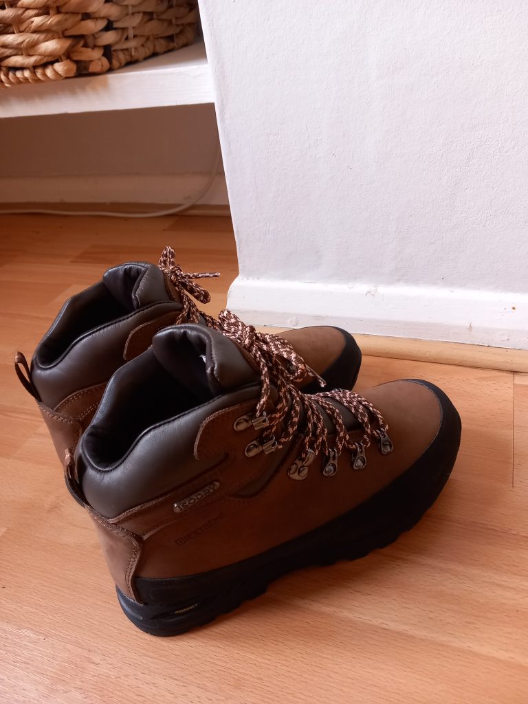 Walking boots size 6 - Extreme Quest Womens Waterproof Isogrip Boots