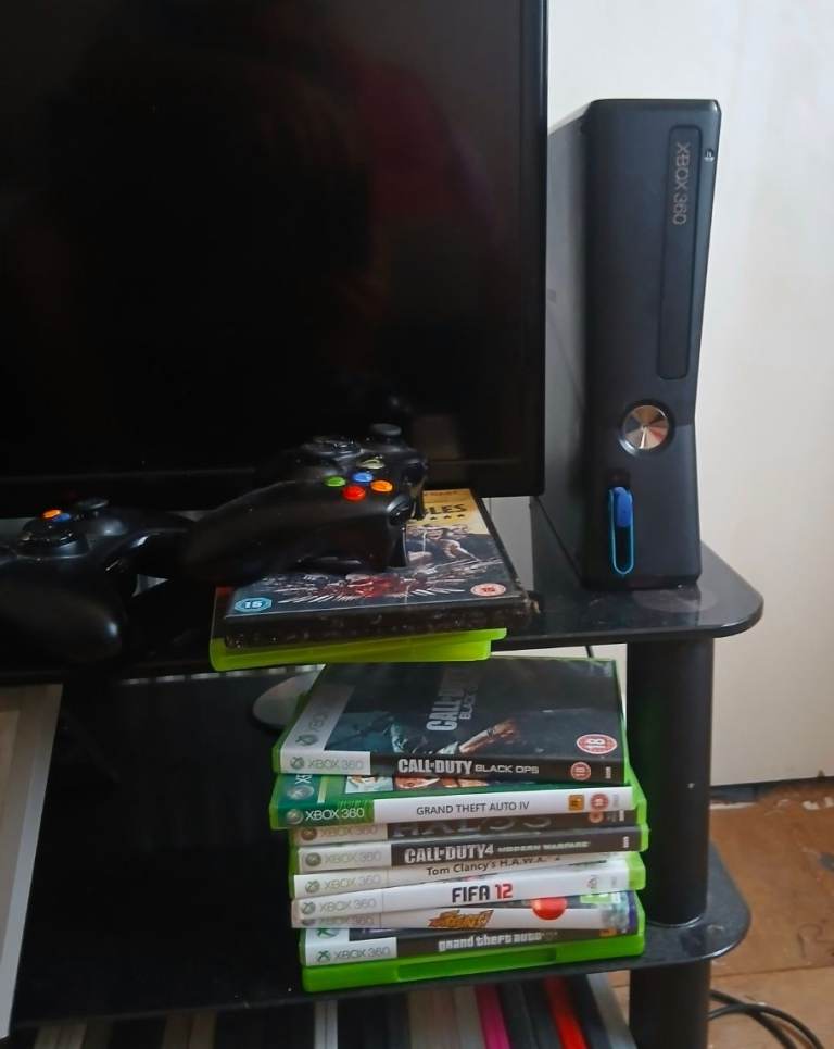 Xbox 360, 2 controllers, several games