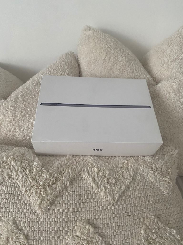 iPad 7th Generation, Wifi + Cellular Unlocked.