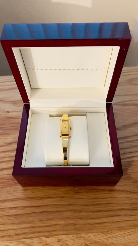 Gucci ladies bangle watch gold plated. Model 1500