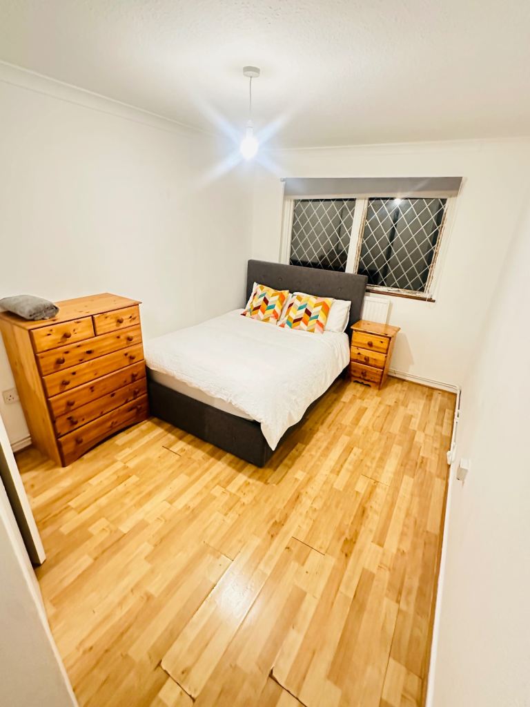 Massive double room available at Canary Wharf 