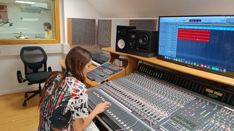 Vocalist for original alt rock/power pop band 