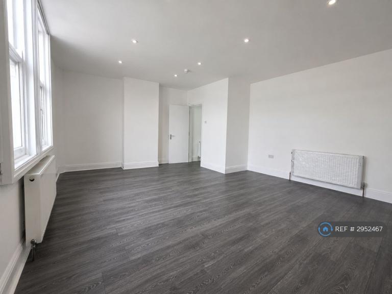 3 bedroom flat in High Road, London, N12 (3 bed) (#2952467)